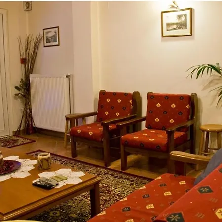 To Spiti Tis Pareas *